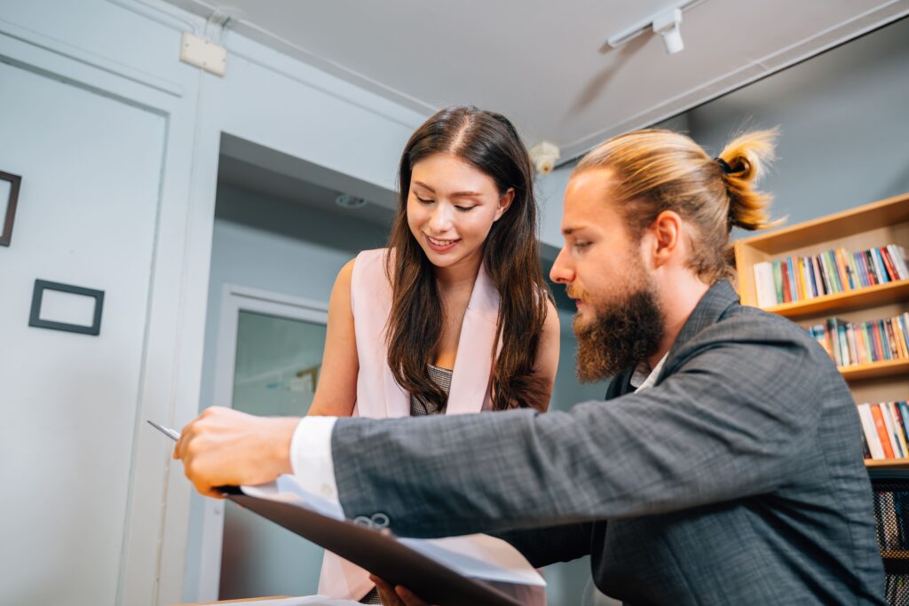 Medarbetare brainstormar i ett möte